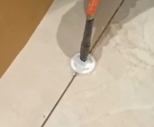 郏县瓷砖空鼓维修公司专业解答瓷砖在铺贴过程中，如果没有涂抹均匀到位的粘结材料（如水泥砂浆或瓷砖胶），可能会导致以下问题