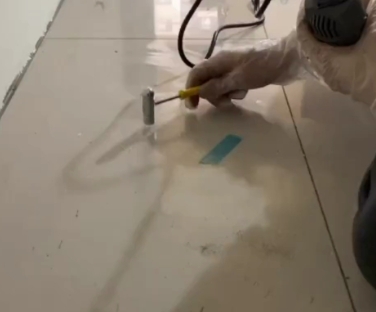 郏县瓷砖开裂维修公司专业分享瓷砖在铺贴前如果没有沥干水分，将会导致以下问题